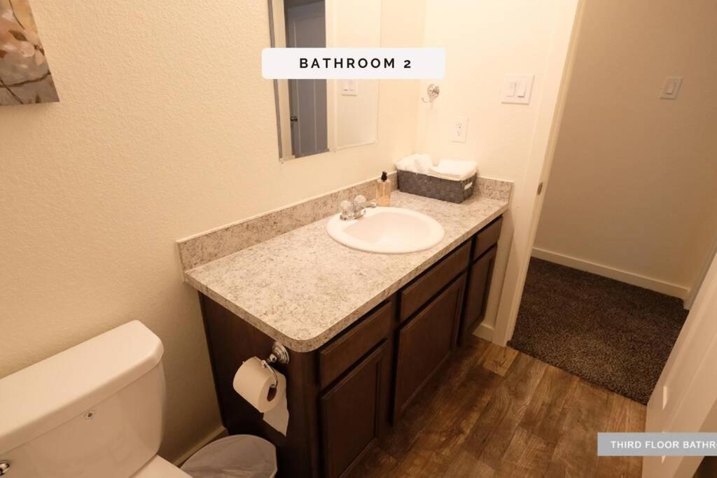 3 Story, 3 Bdrm, 4 Beds, 2 Bath, North Houston, Iah - 10b Tatil Evi